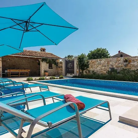 בית נופש 5 Bedroom Cozy In *
