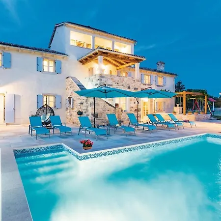 5 Bedroom Cozy In Holiday home *