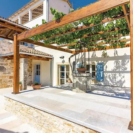 Casa vacanze 5 Bedroom Cozy In Vodnjan