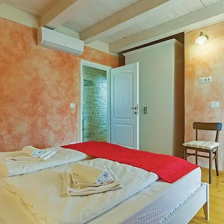 Holiday home 5 Bedroom Cozy In Vodnjan