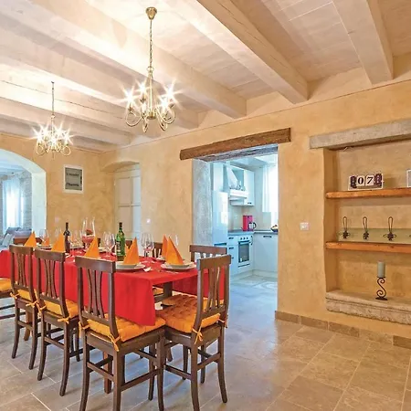 5 Bedroom Cozy In Holiday home Vodnjan