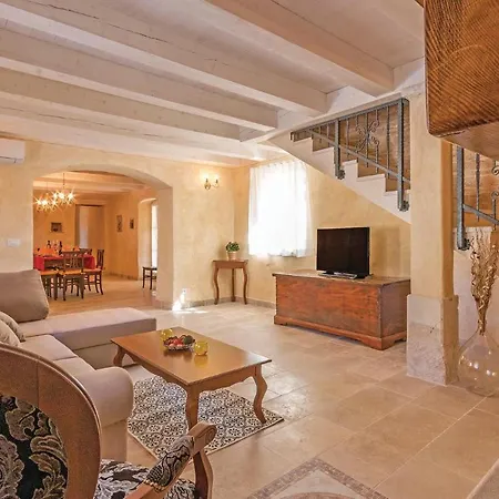 Holiday home 5 Bedroom Cozy In