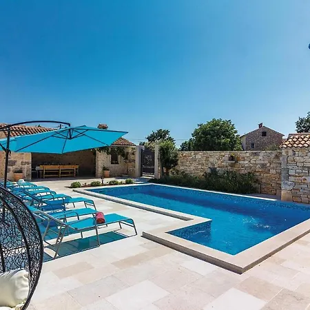Holiday home 5 Bedroom Cozy In Vodnjan