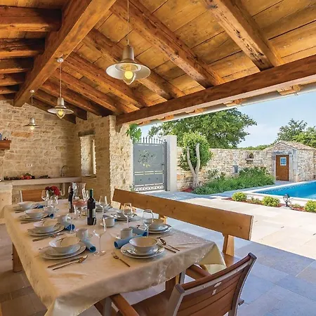 Holiday home 5 Bedroom Cozy In Vodnjan