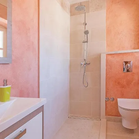 Holiday home 5 Bedroom Cozy In Vodnjan